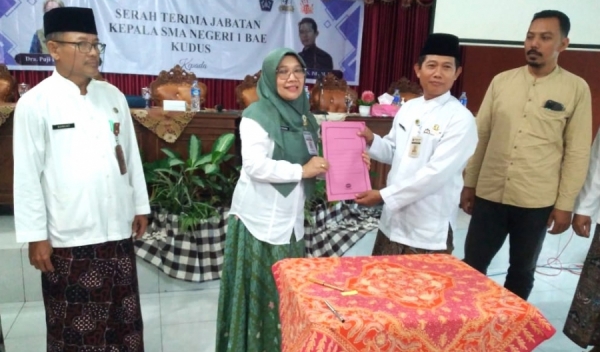 SERAH TERIMA JABATAN KEPALA SEKOLAH SMA N 1 BAE KUDUS